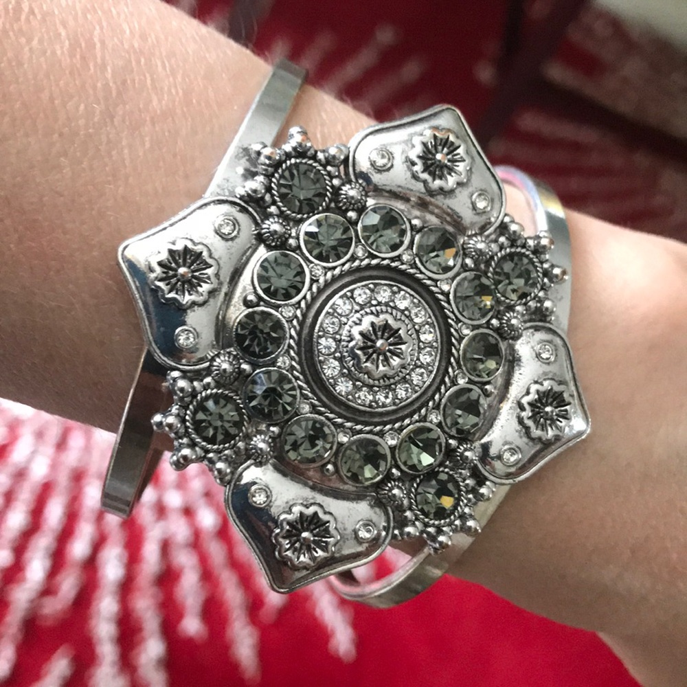 Express cuff stone bracelet
